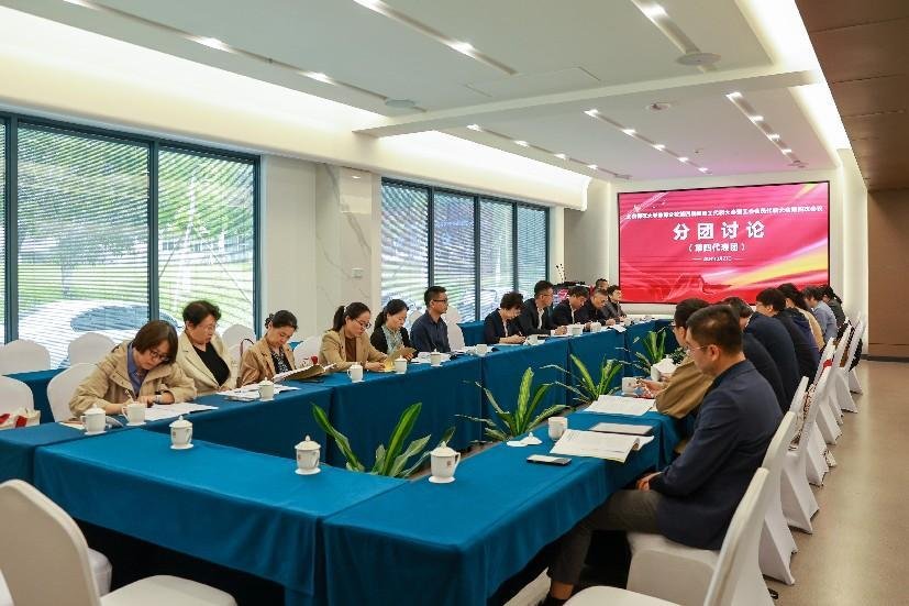大会在庄严的国歌声中开幕